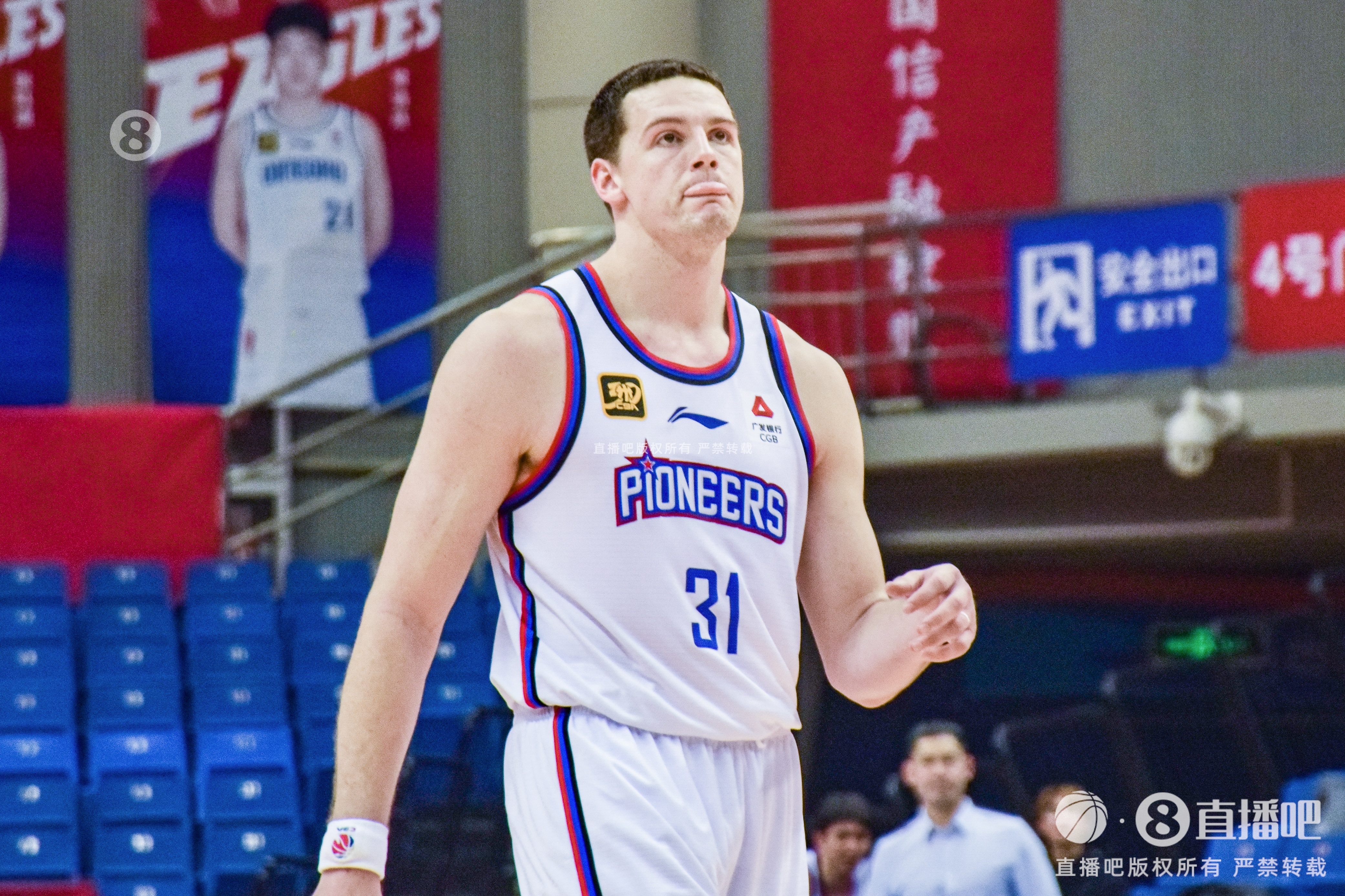 外线开火!大卫-詹姆斯半场12中8砍23分5板 三分8中6