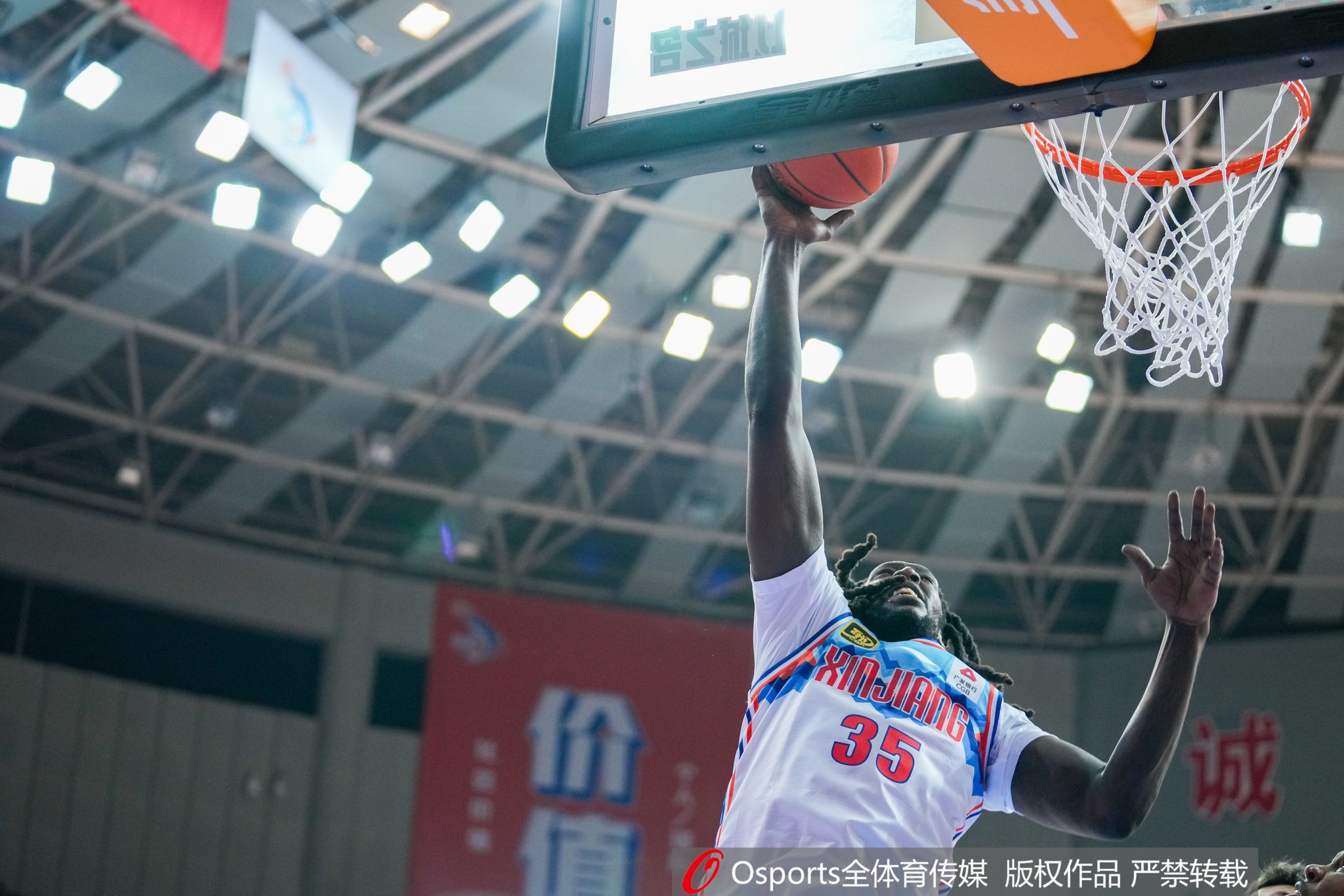 效率很高!新疆外援哈雷尔上半场7中5得12分2板